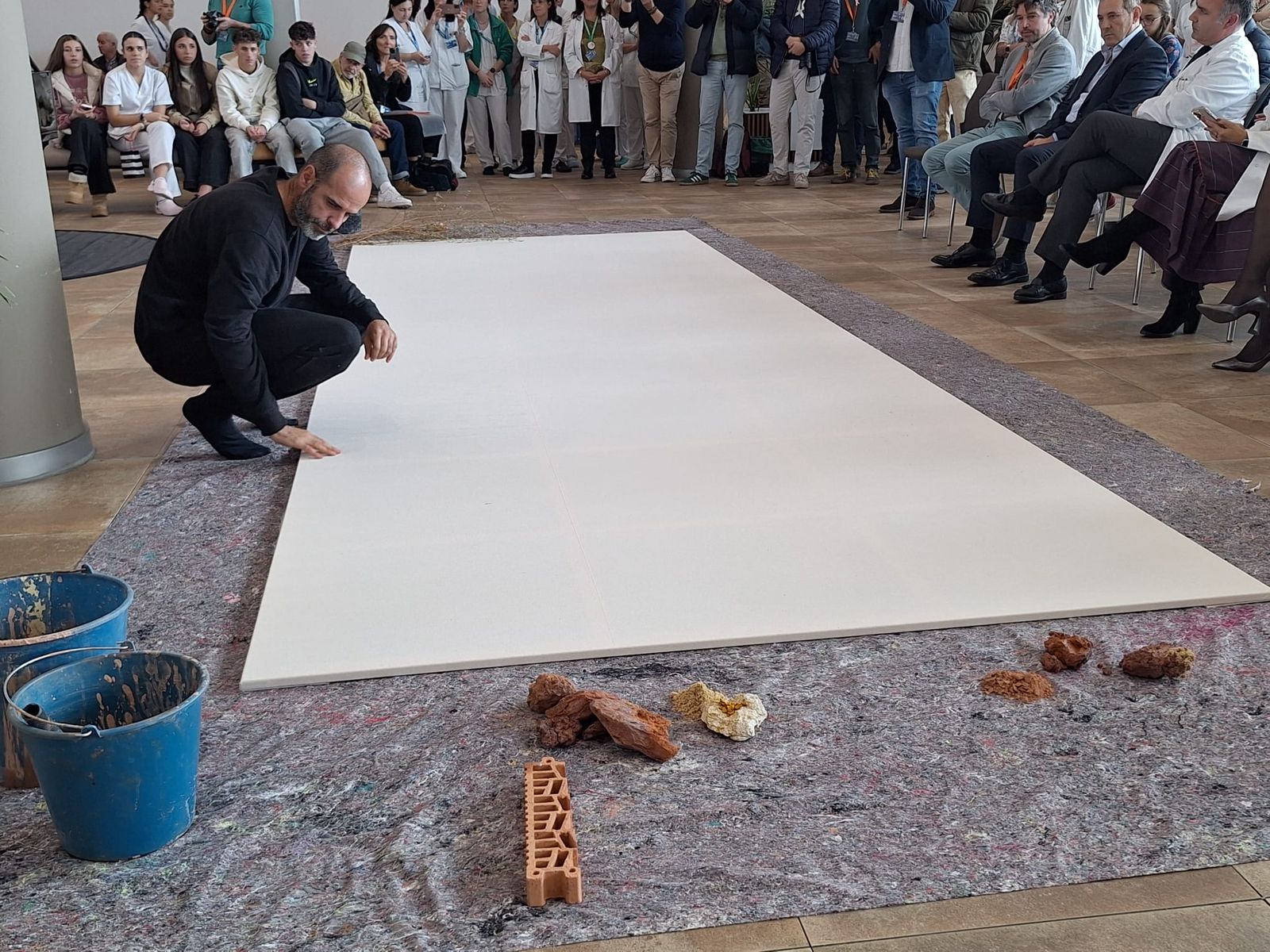 50º Aniversario del Hospital Clínico  Universitario con una intervención artística “Latidos  de barro” (23).jpeg