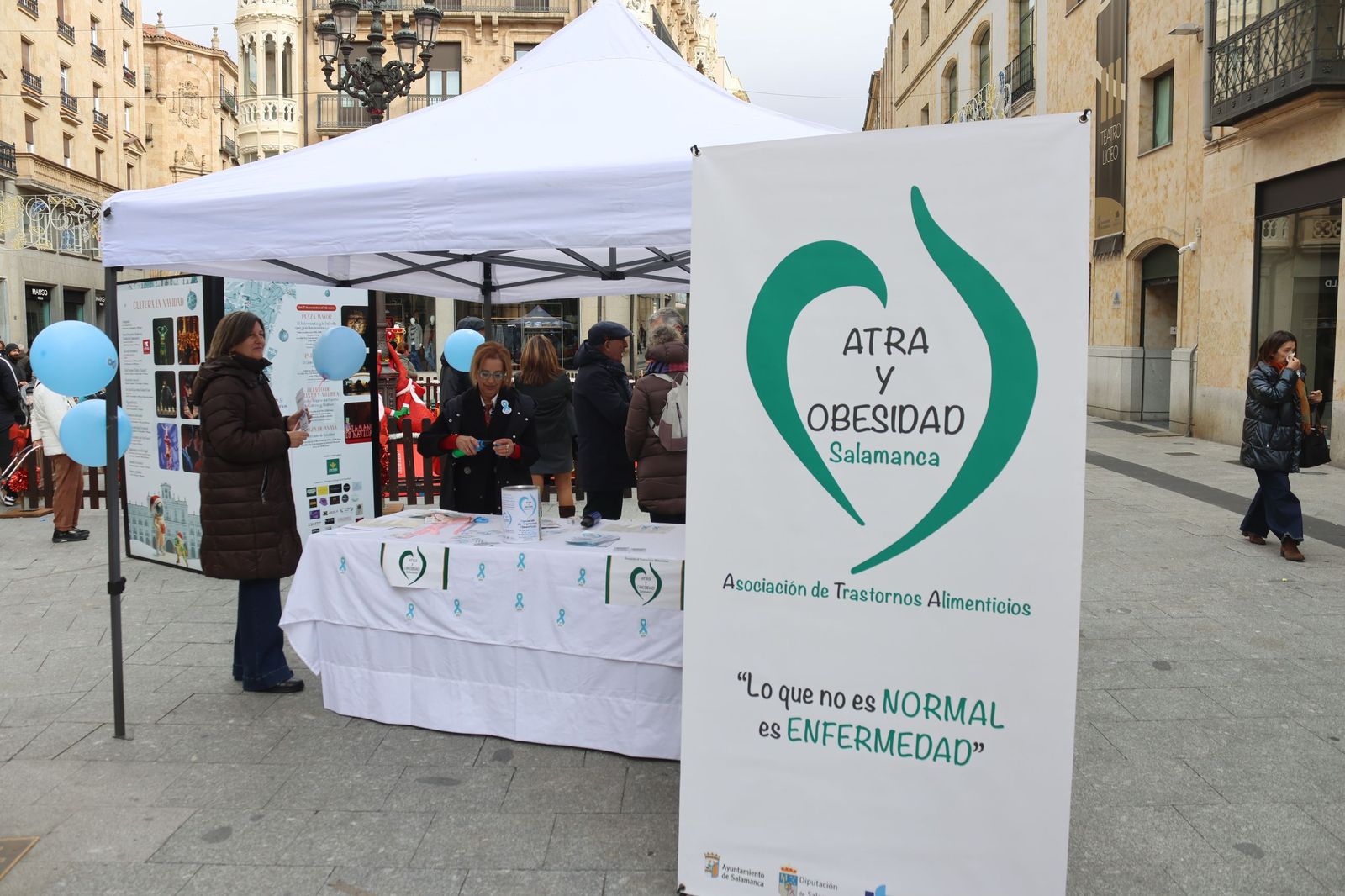 Mesa de información de la Asociación de Trastornos Alimentarios y Obesidad de Salamanca
