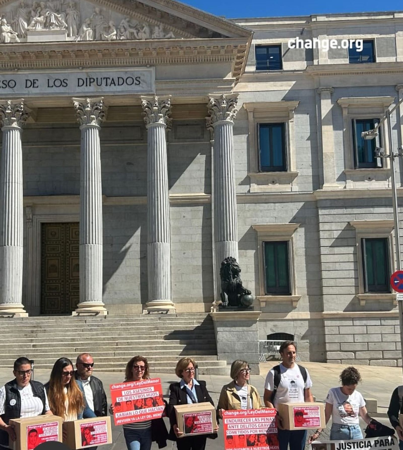 Familias presentan firmas en el Congreso para el endurecimiento de la Ley del  Menor
