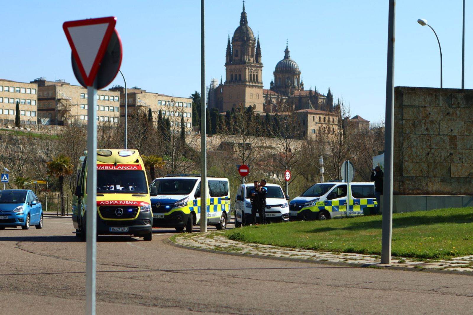 Una barredora se sale de la vía y termina chocando en la glorieta de la Charrería