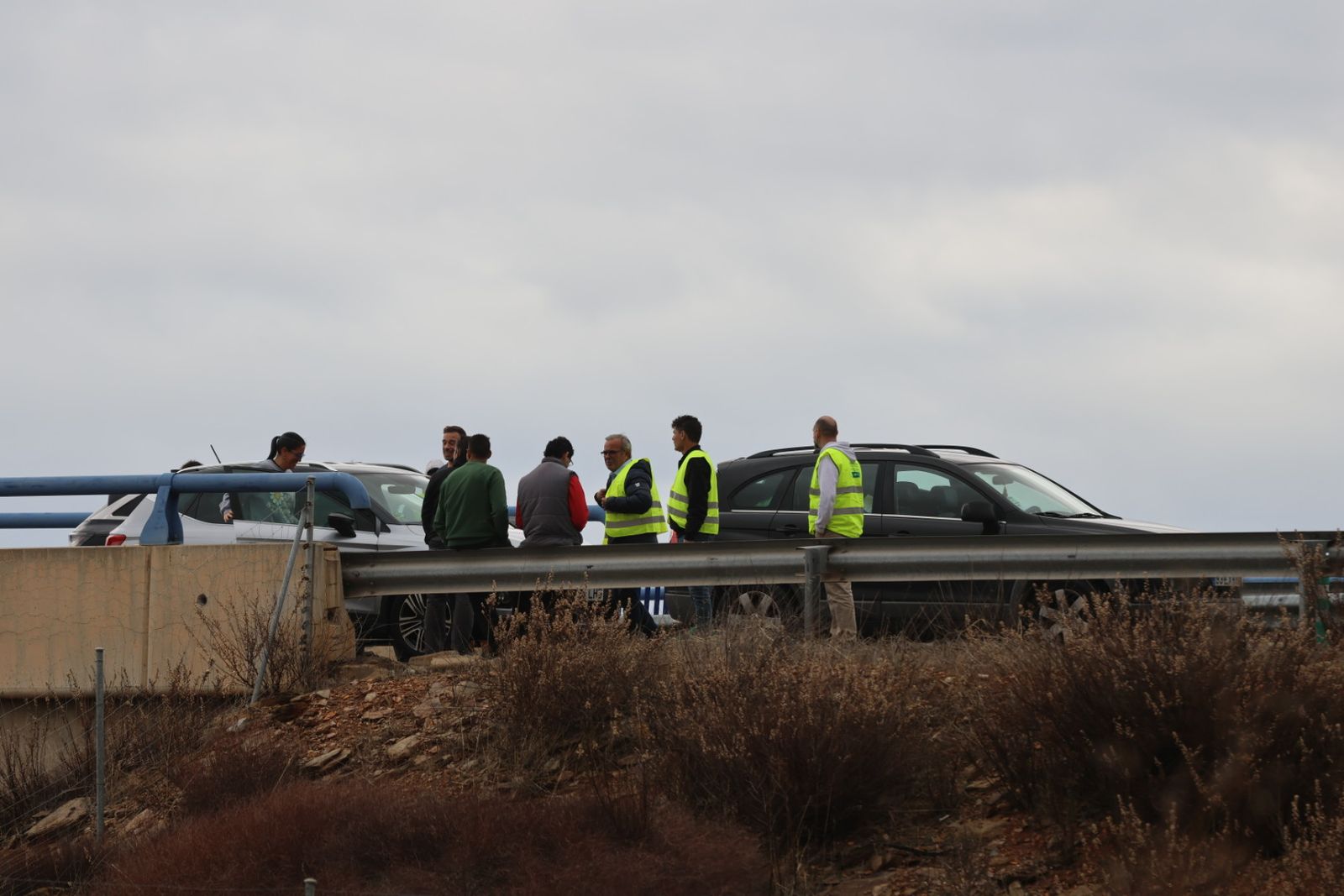 Un camión vuelca en la A-62 y corta la autovía a su paso por Salamanca