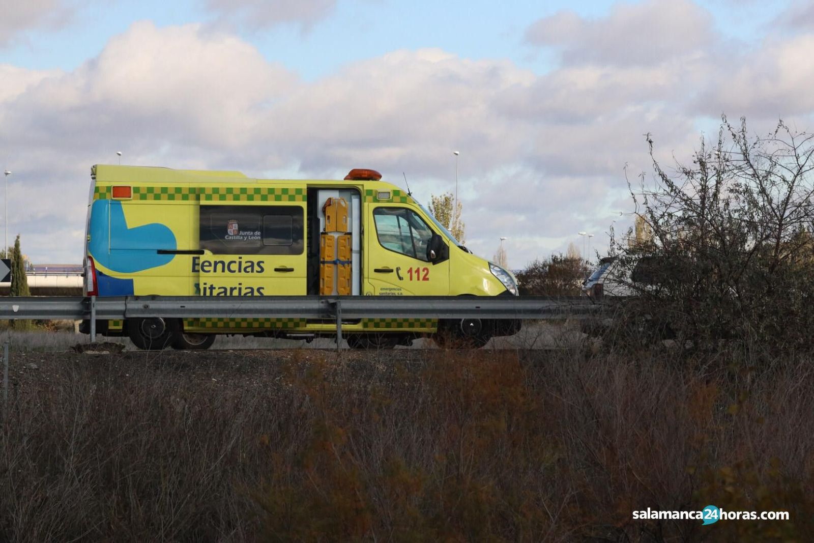 Ambulancia en carretera. Foto de archivo