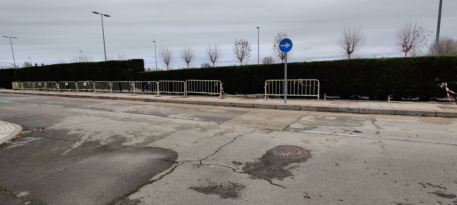 Inicio de la colocación de la pantalla antirrudio en la avenida de la Serna | Foto: Ayto. Santa Marta de Tormes