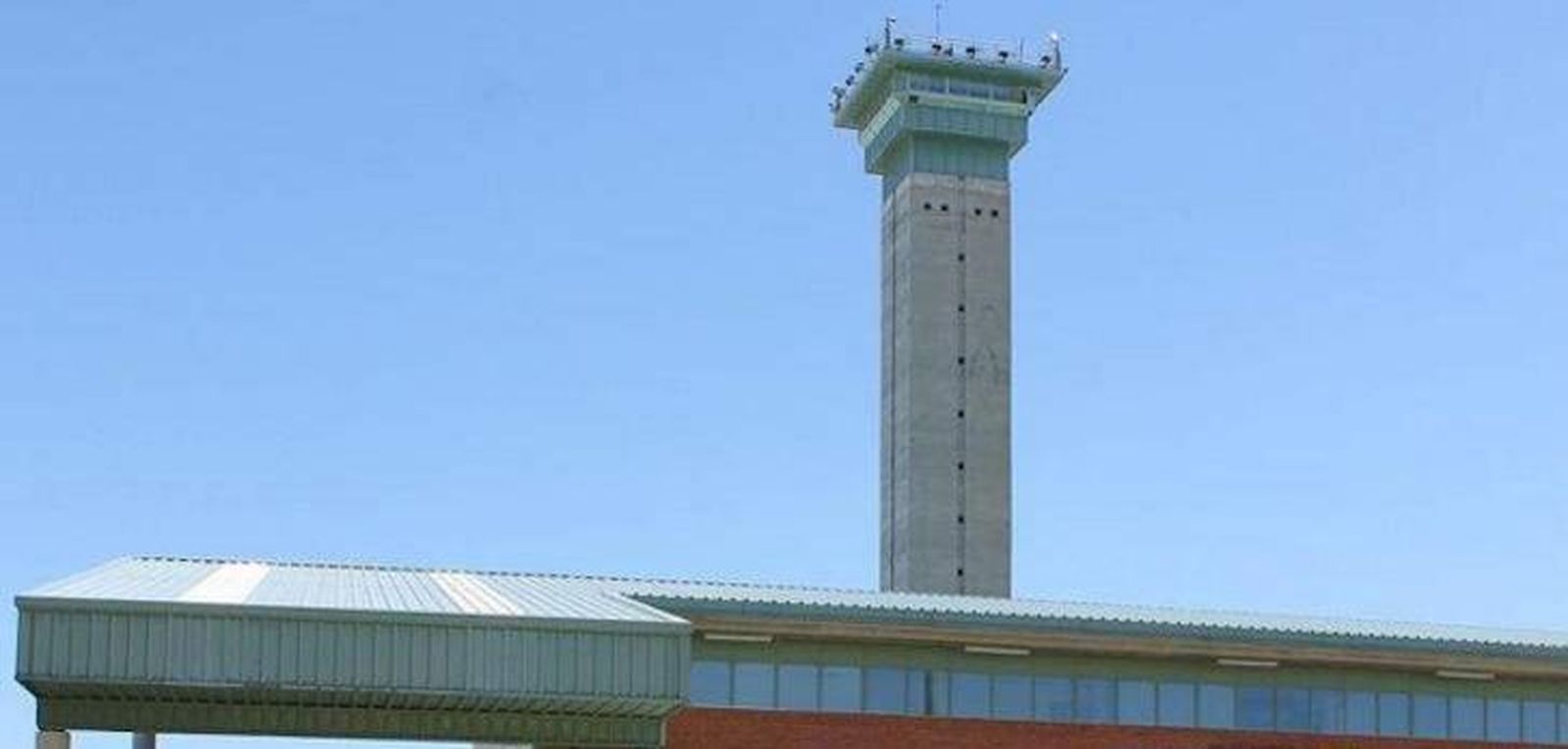 Trasladado al hospital un preso de Topas con una cucaracha en el oído Trasladado al hospital un preso de Topas con una cucaracha en el oído