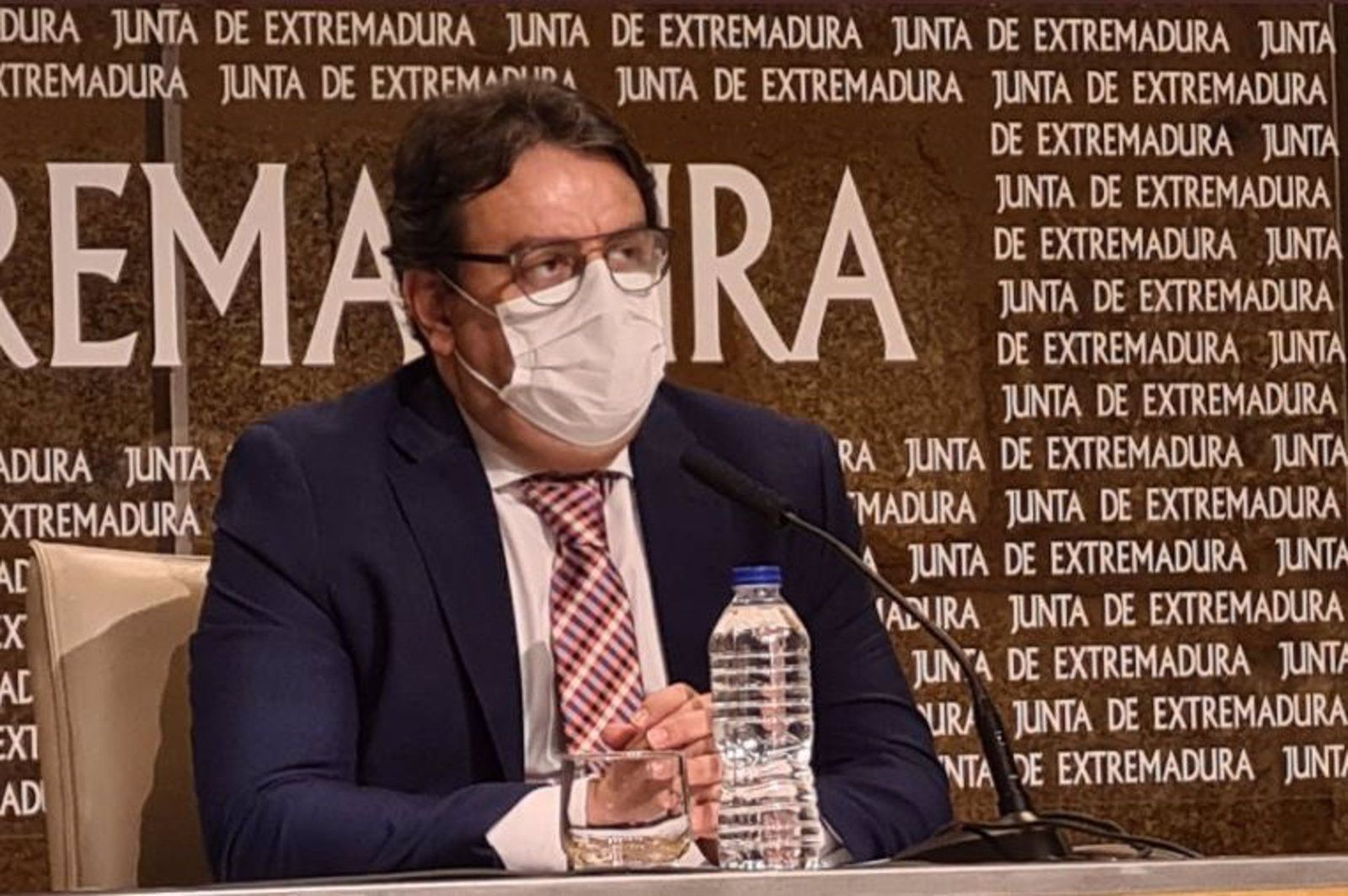 El vicepresidente segundo y consejero de Sanidad de Extremadura, José María Vergeles, en rueda de prensa. | FOTO: EUROPA PRESS