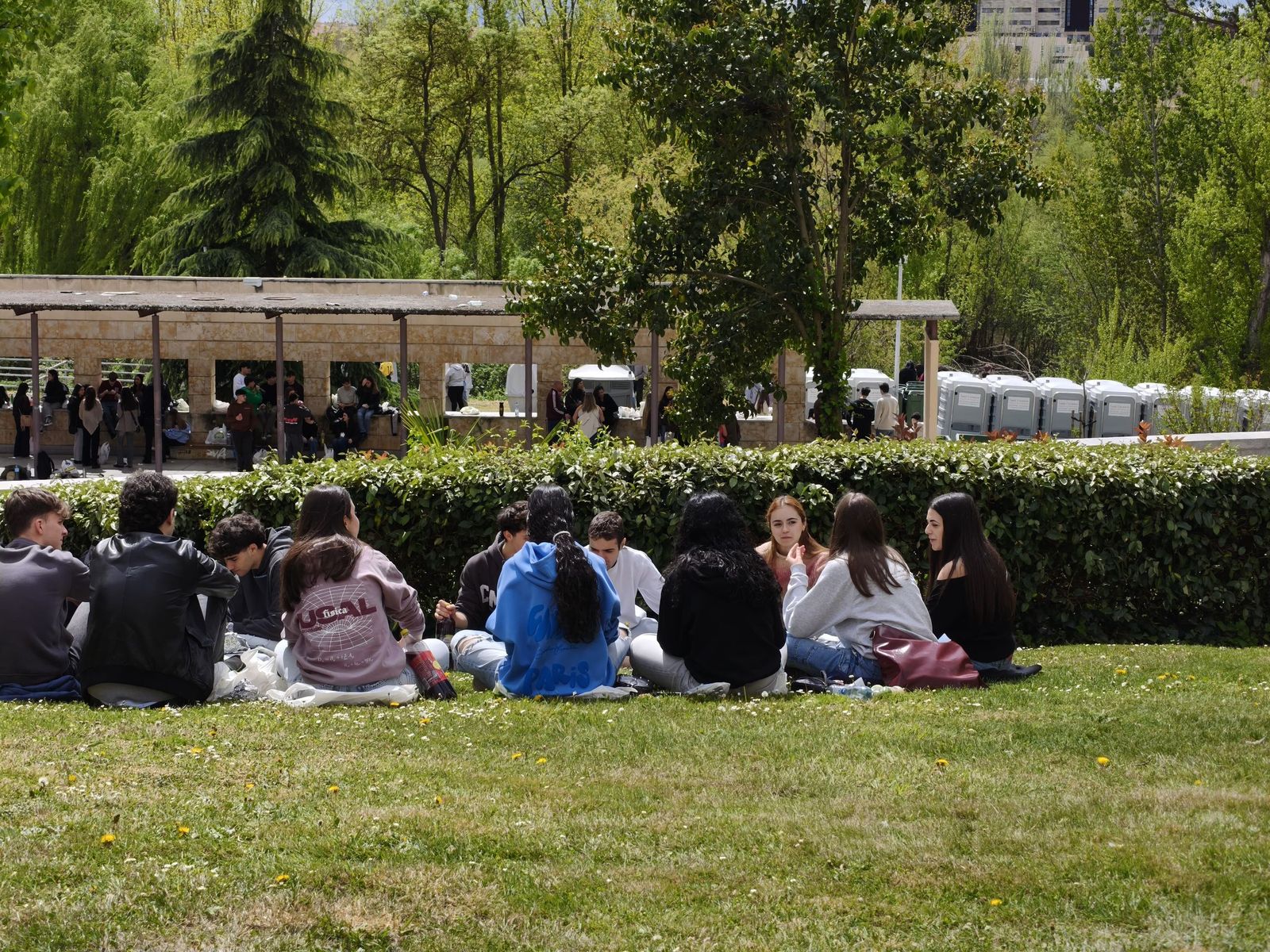 Un multitudinario Lunes de Aguas en Salamanca llena la ribera del Tormes