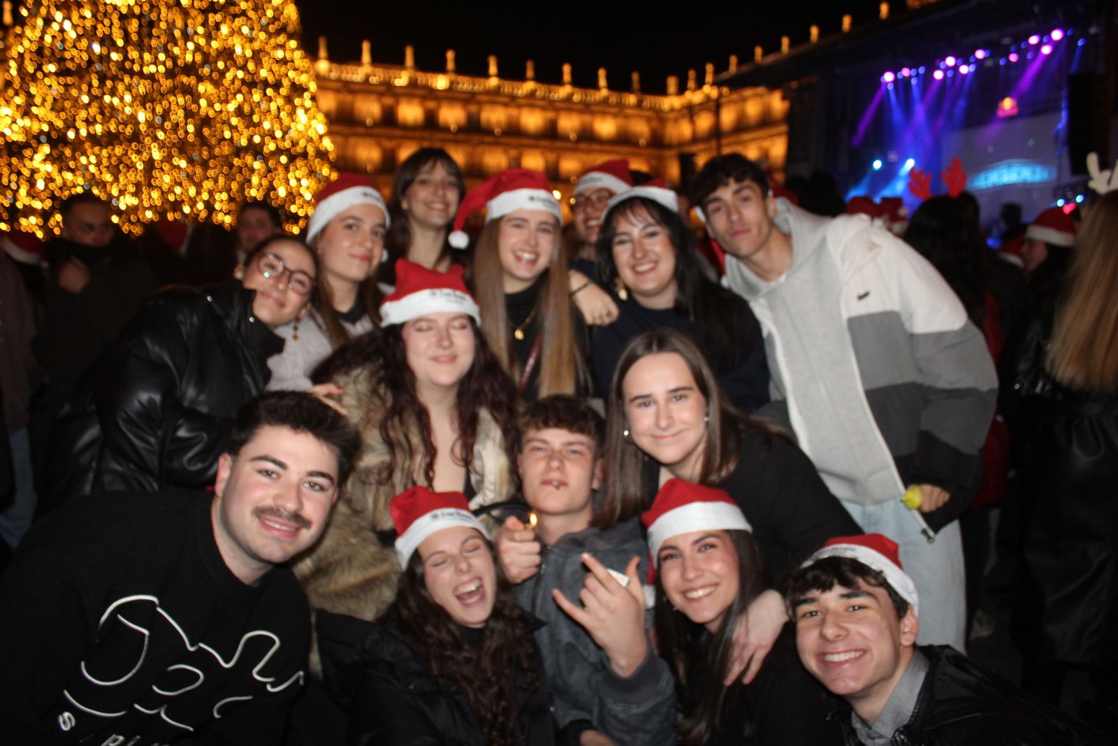 Miles de personas disfrutan de las campanadas y la fiesta del Fin de Año Universitario