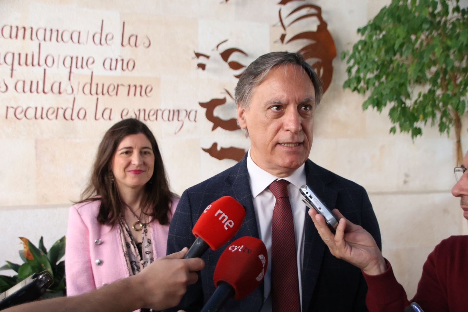 El alcalde de Salamanca, Carlos García Carbayo, visita la nueva acción formativa en hostelería del proyecto Laboris Helmántica