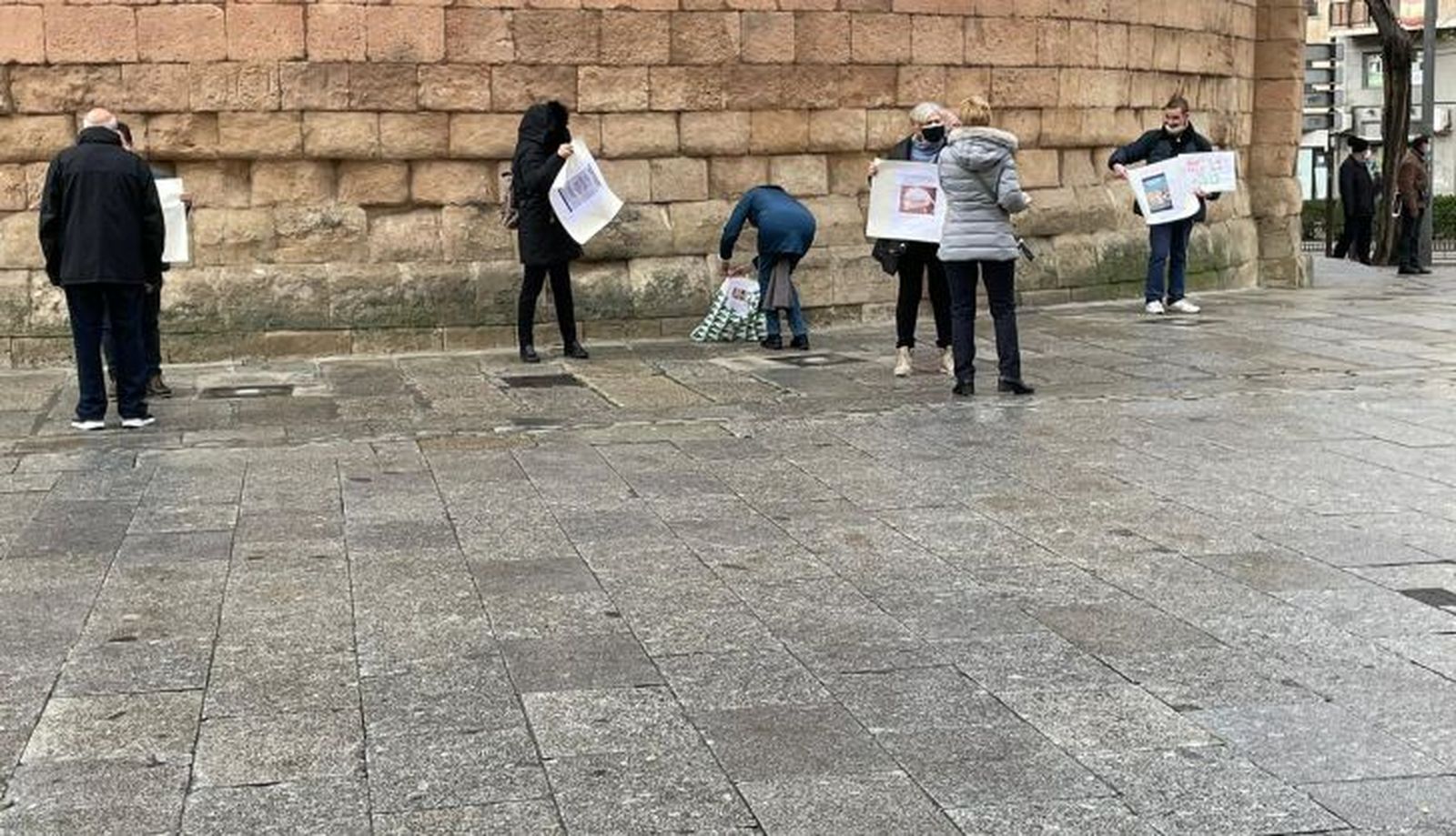 Imagen de los negacionistas junto a la iglesia de San Marcos