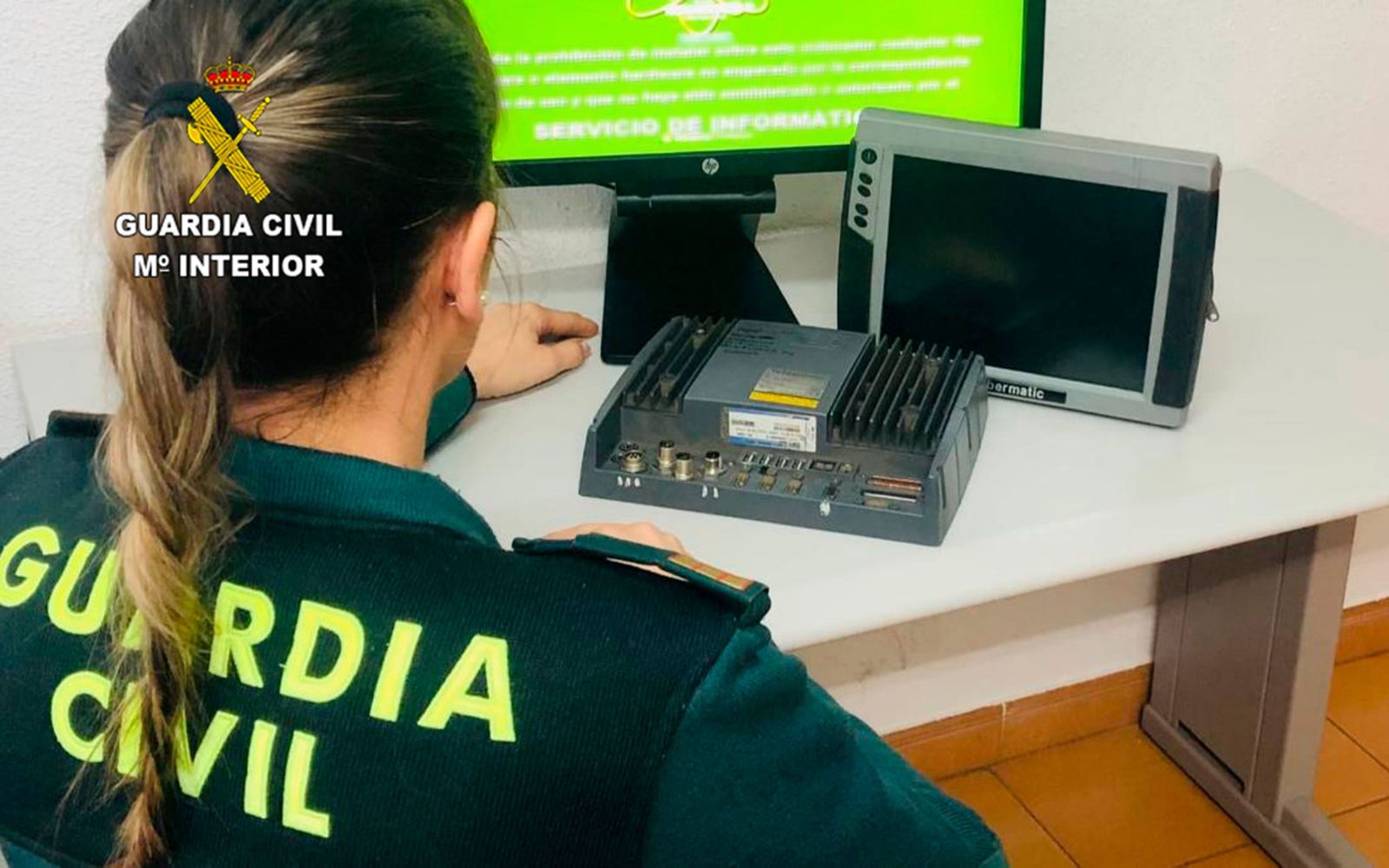 Guardia Civil frente a un ordenador. Archivo