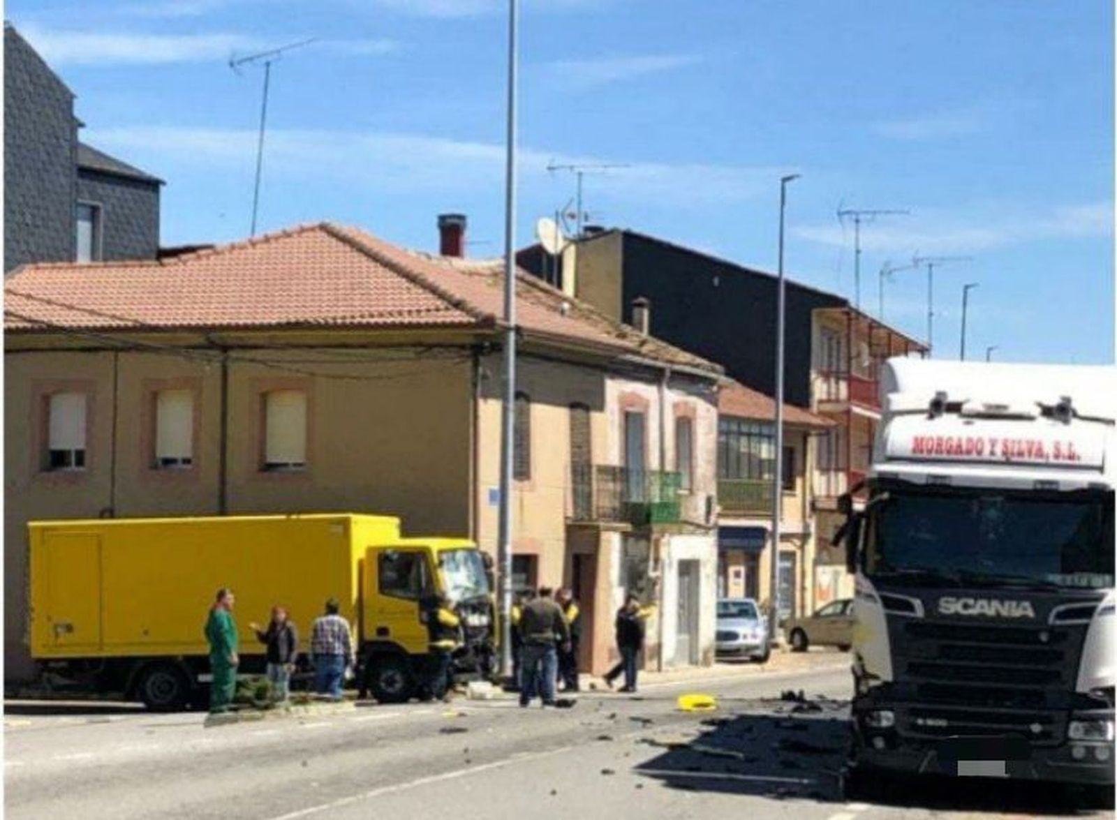 Accidente entre dos camiones en Mombuey. R.Z.