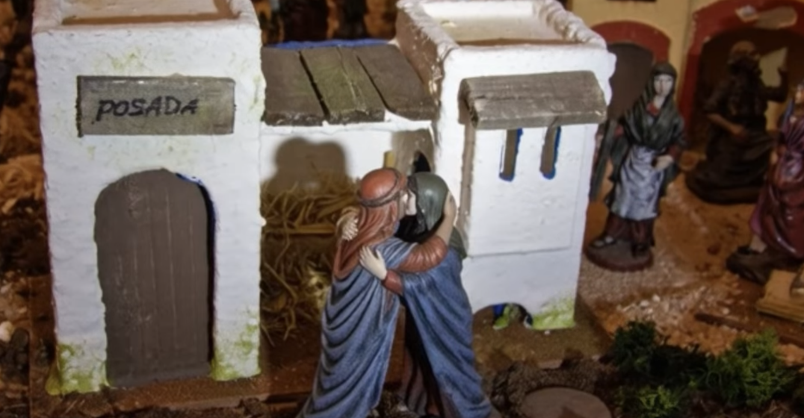 Dos estatutas se abrazan en el Belén de la Vera Cruz