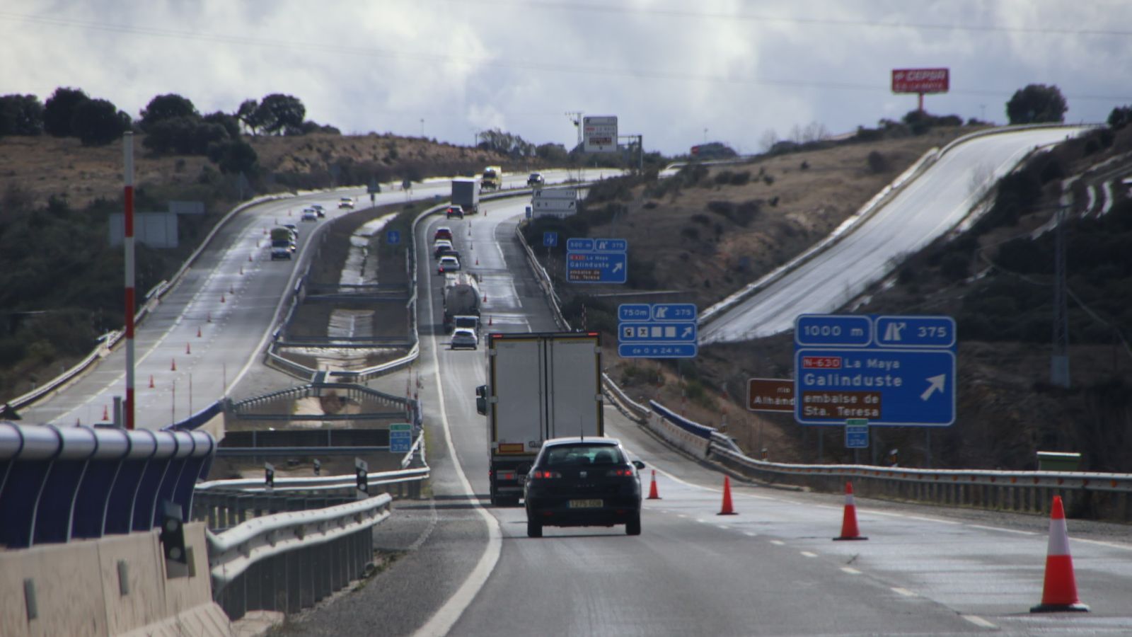 Corte de un caril en la a66 de Fresno Alhándiga - Montejo por baches