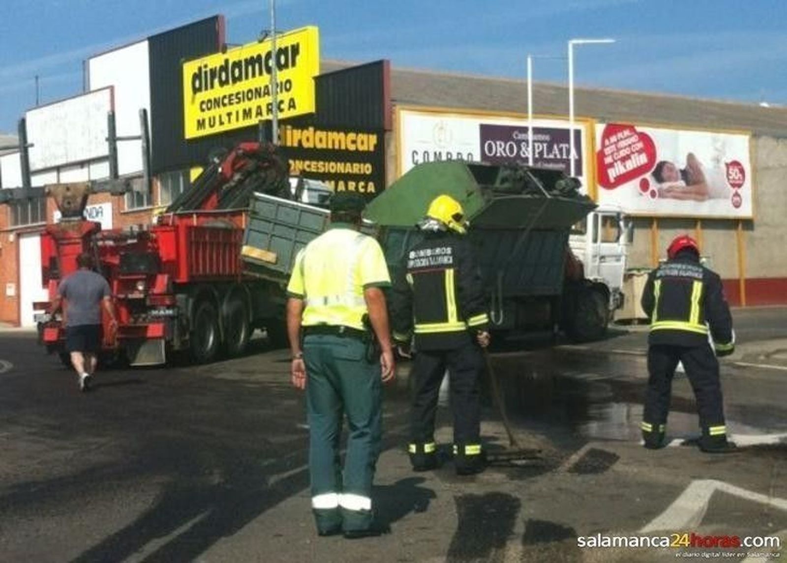 Un vertido de aceite complica la circulación en el Polígono de los Villares