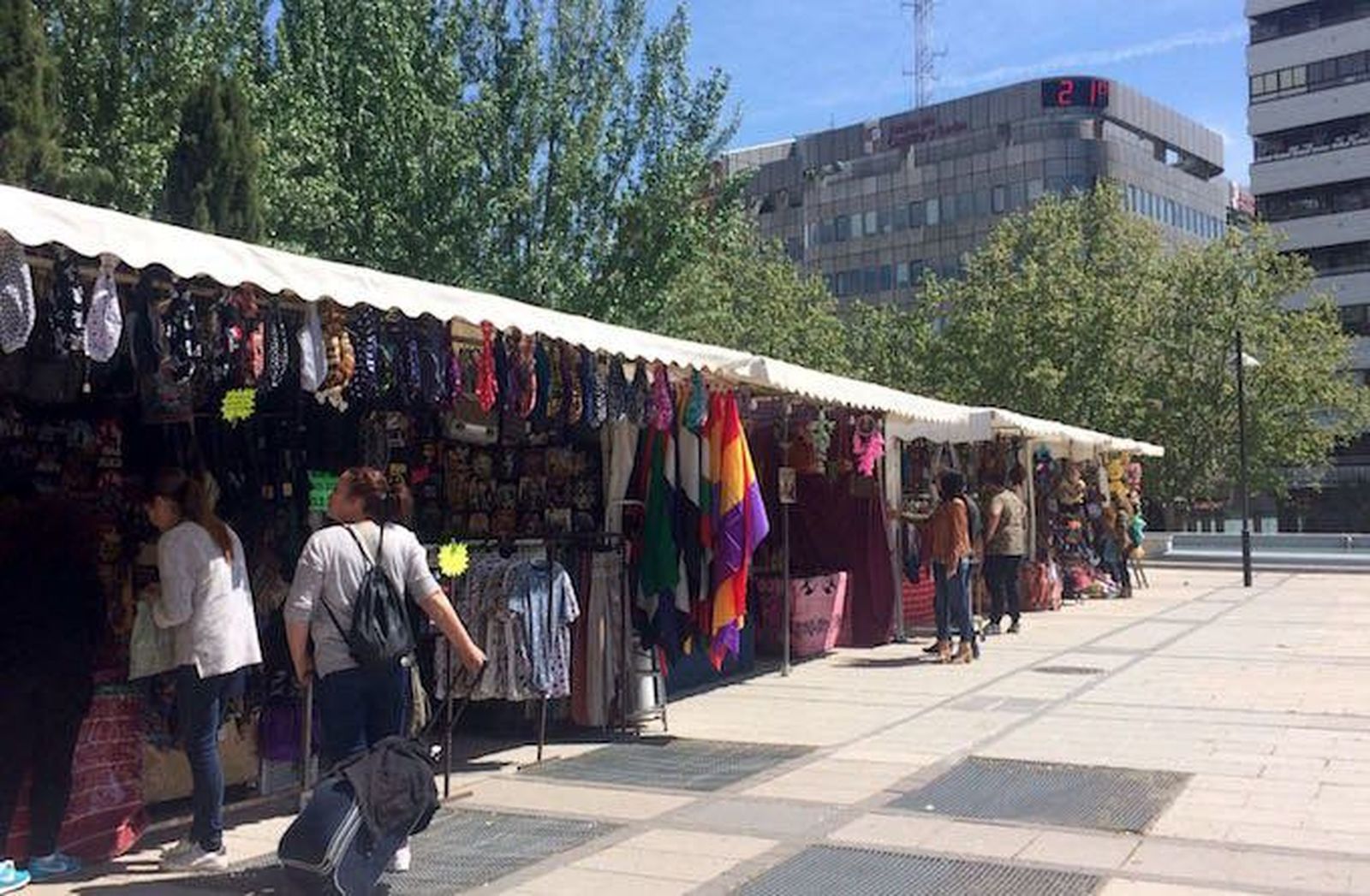 Tratan de robar en varios puestos del mercado instalado en La Marina