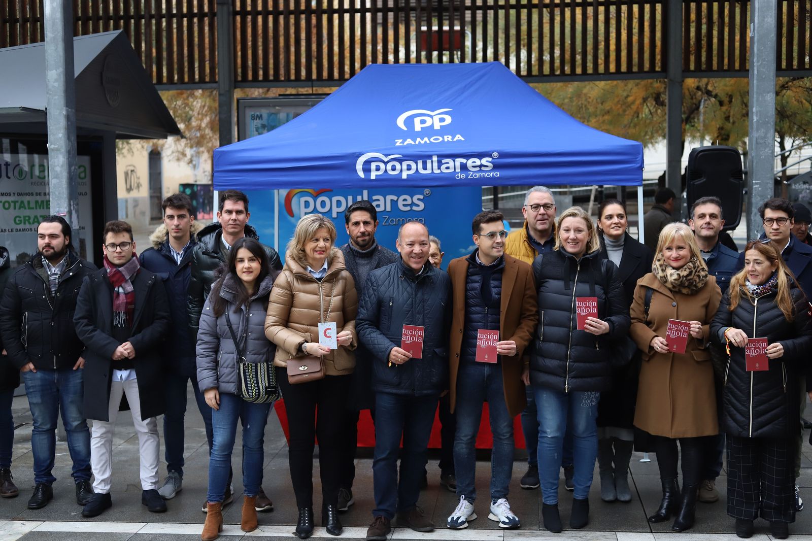 nn-gg-reparte-ejemplares-de-la-constitucion-y-pulseras-de-la-bandera-de-espana-en-zamora-6