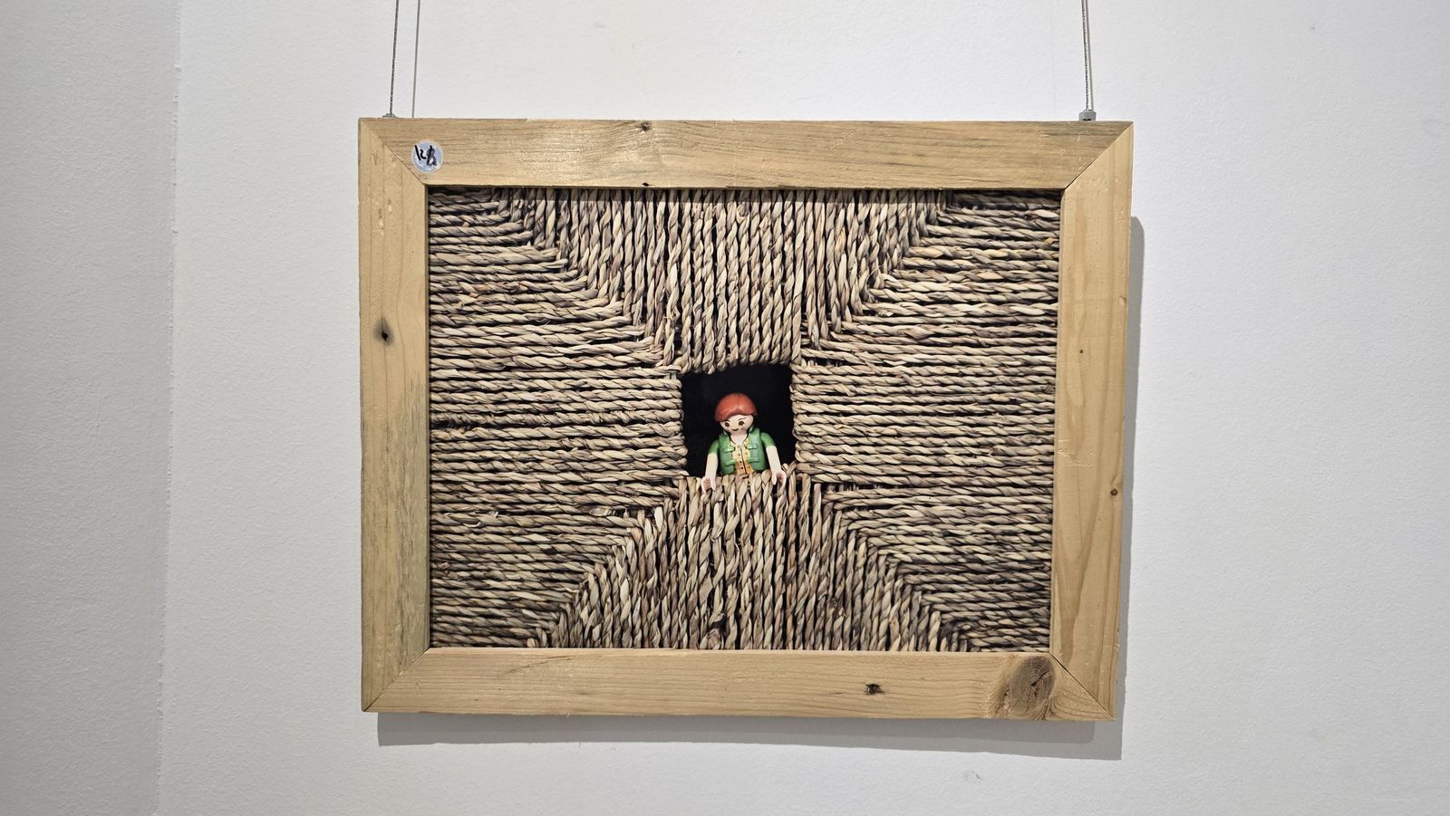 El concejal de Juventud, Pedro Martínez, presenta la exposición ‘Otras Miradas – Exposición de Fotografía con Playmobil’