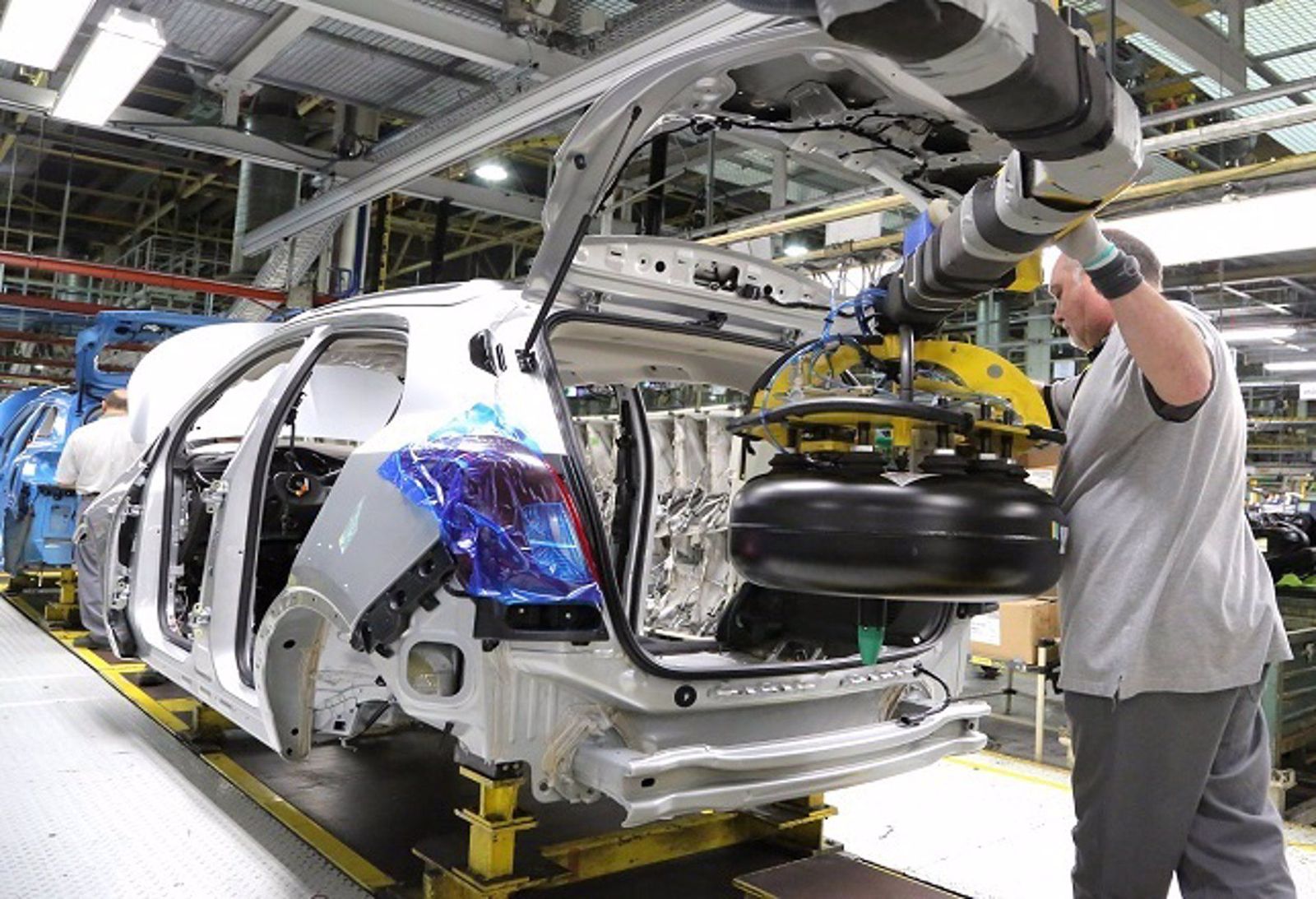 Producción vehículos GLP de Opel en la fábrica de Stellantis Figueruelas.   OPEL   Archivo