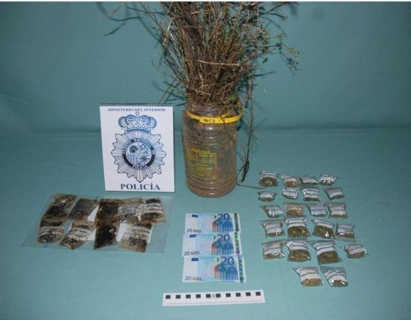 La Policía Nacional descubre un punto de venta de marihuana junto al cementerio