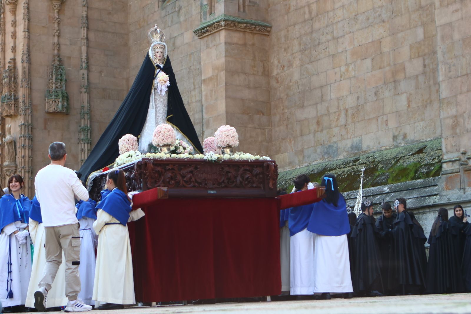 Procesión del encuentro de Nuestra Señora de la Alegría y Jesús Resucitado en el Domingo de Resurrección en Salamanca
