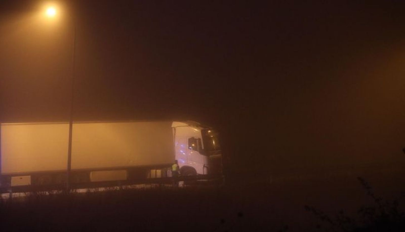 La Guardia Civil auxilia al camión accidentado en Buenos Aires