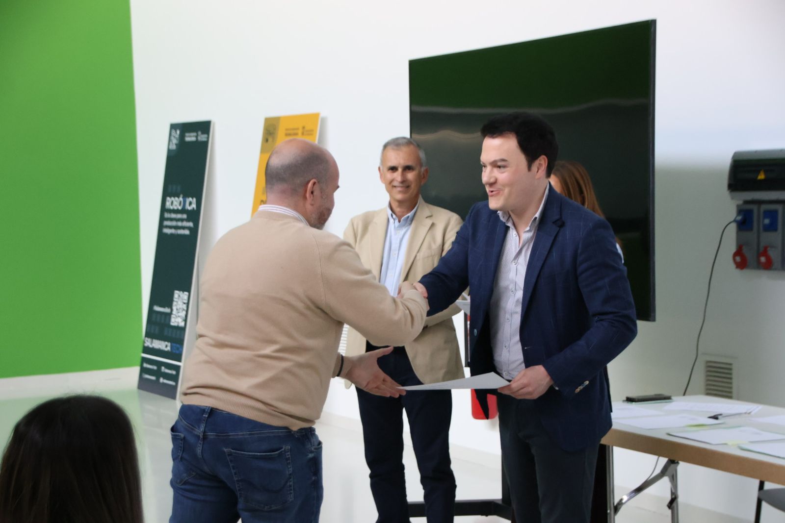 Entrega de diplomas de Centro de Alto Rendimiento Empresarial, Marketing con IA y Data Analytics de Empleo Joven