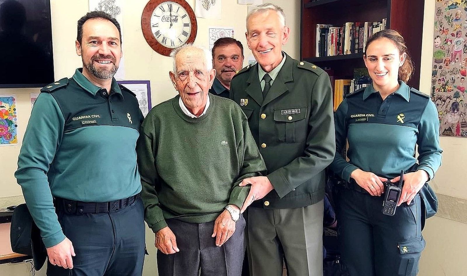 Emotivo homenaje a un veterano Guardia Civil de 98 años en Pereña de la Ribera