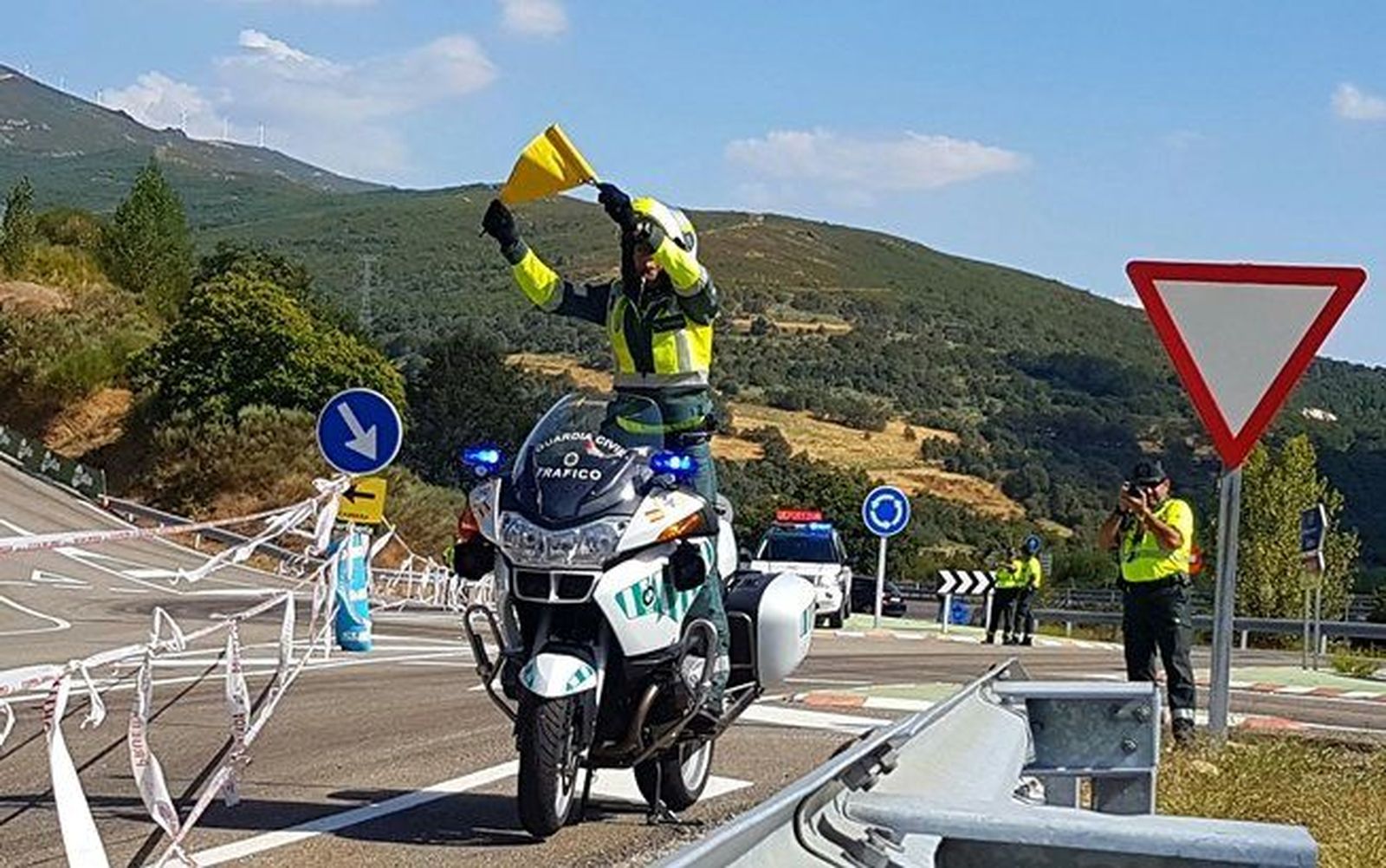 Agente de la Guardia Civil mostrando una bandera amarilla. Foto vía Twitter Guardia Civil