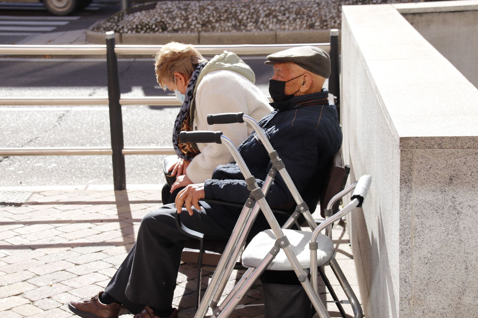 Personas mayores sentados en un banco de la calle
