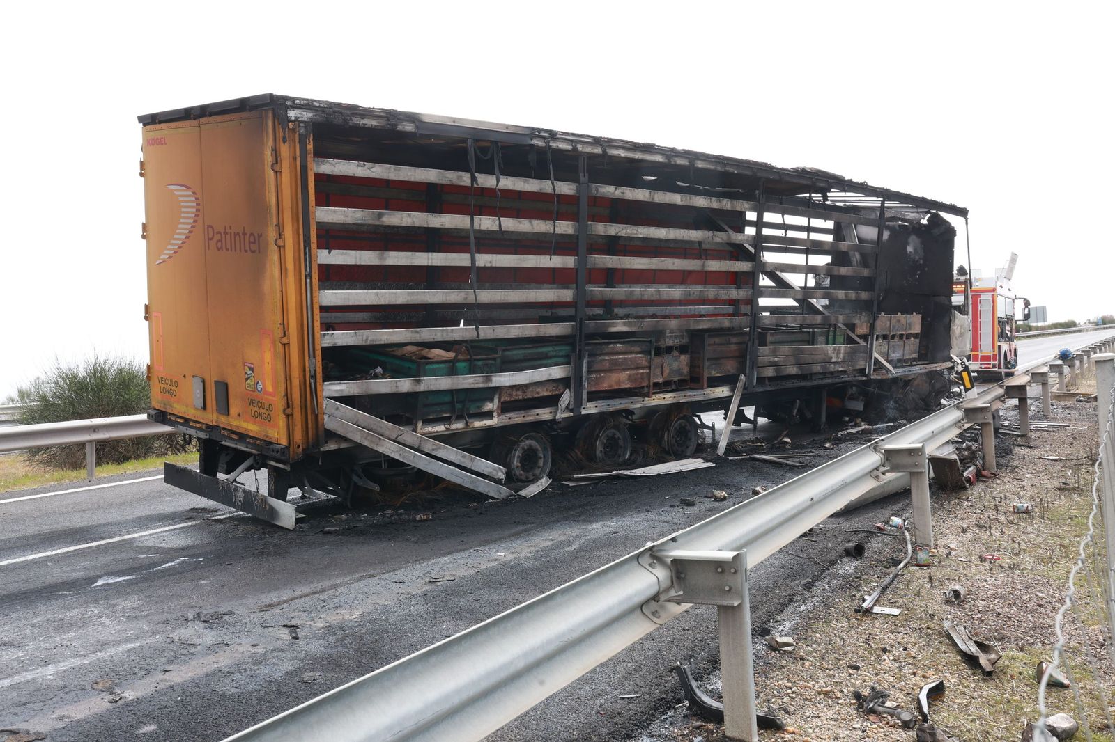 Dos camiones colisionan en la A-62 y uno echa a arder