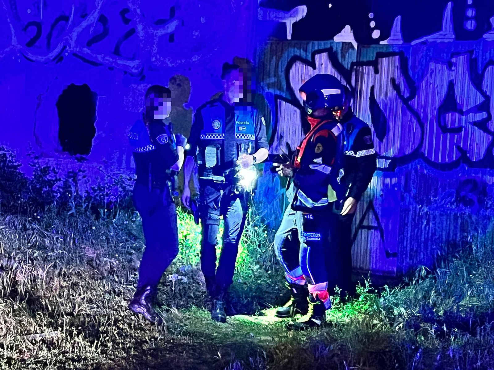 Rescatan a un hombre del interior de un pozo dentro de una nave en el barrio de Tejares