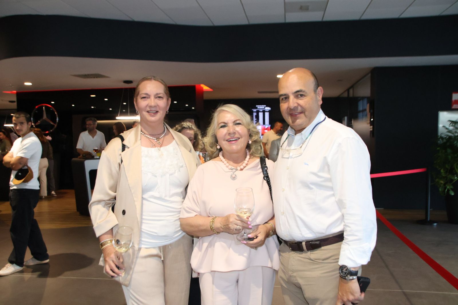 Presentación dos coches en la mercedes