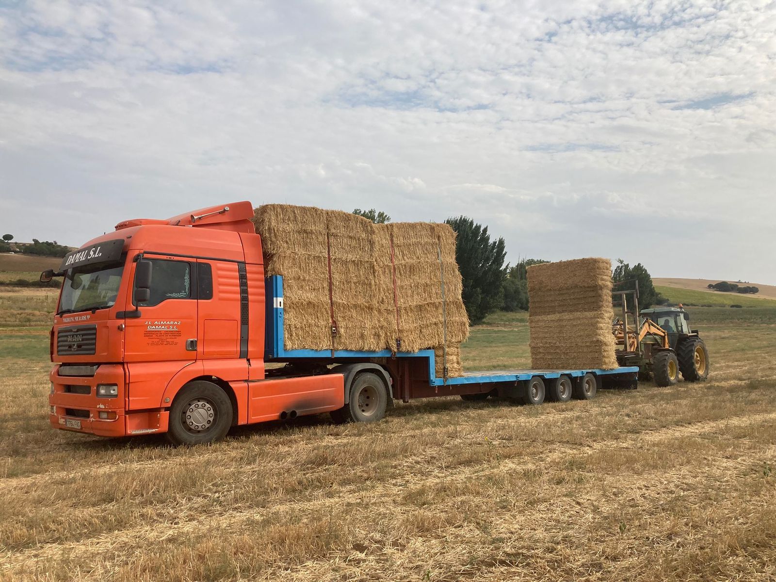 Camiones cargados de paja desde Fuentesaúco para ayudar a los afectados en el incendio de Ávila el pasado 2021