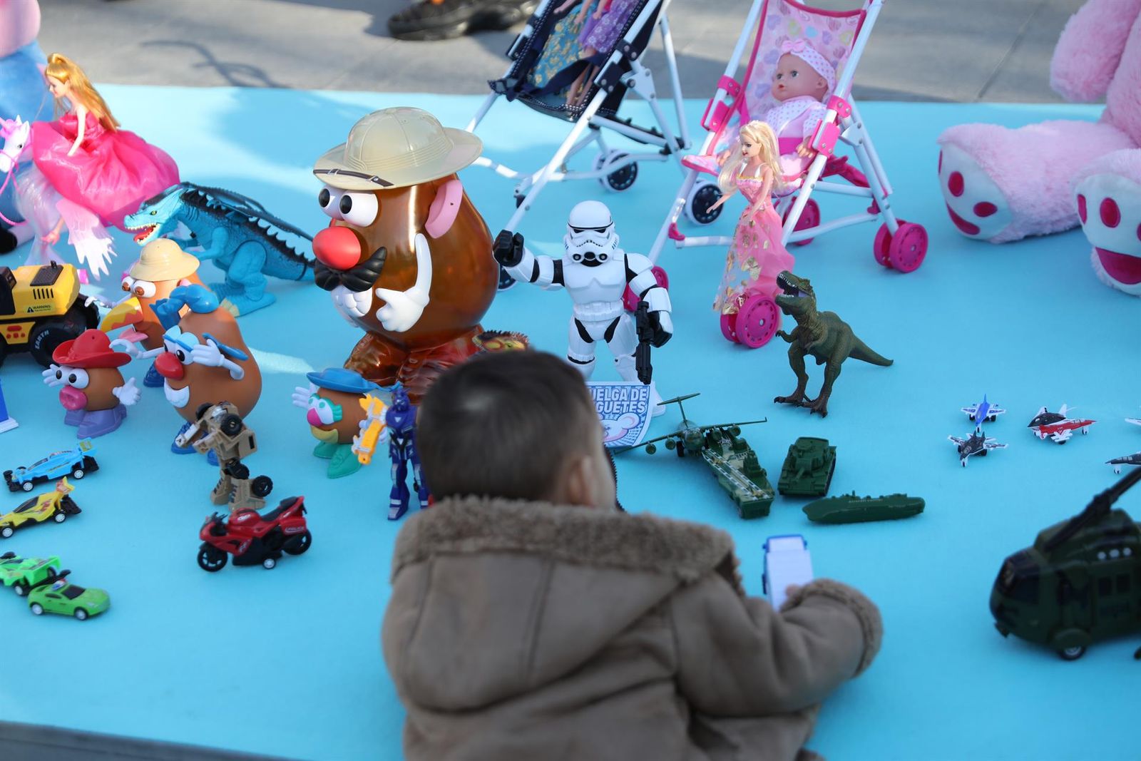 Niño juega con juguetes. EP.