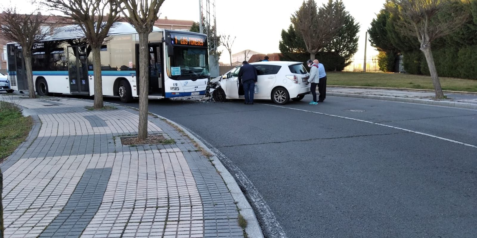 Colisión de un turismo y un bus urbano en Los Toreses