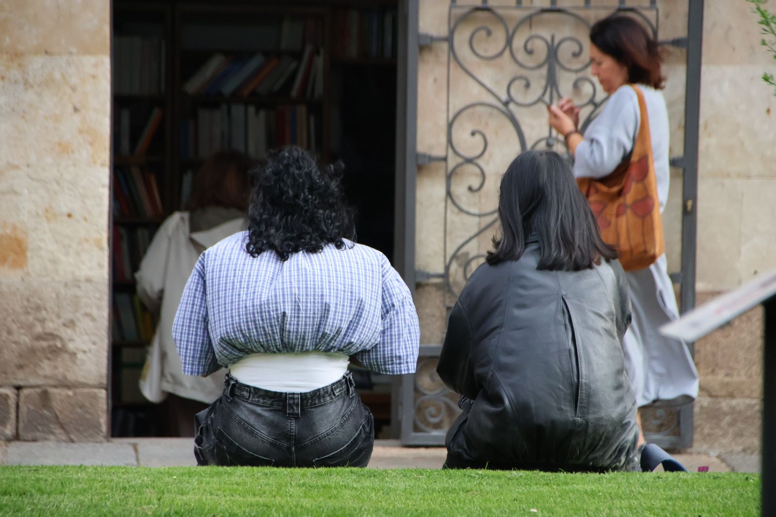 Gente sentada en la Plaza Anaya