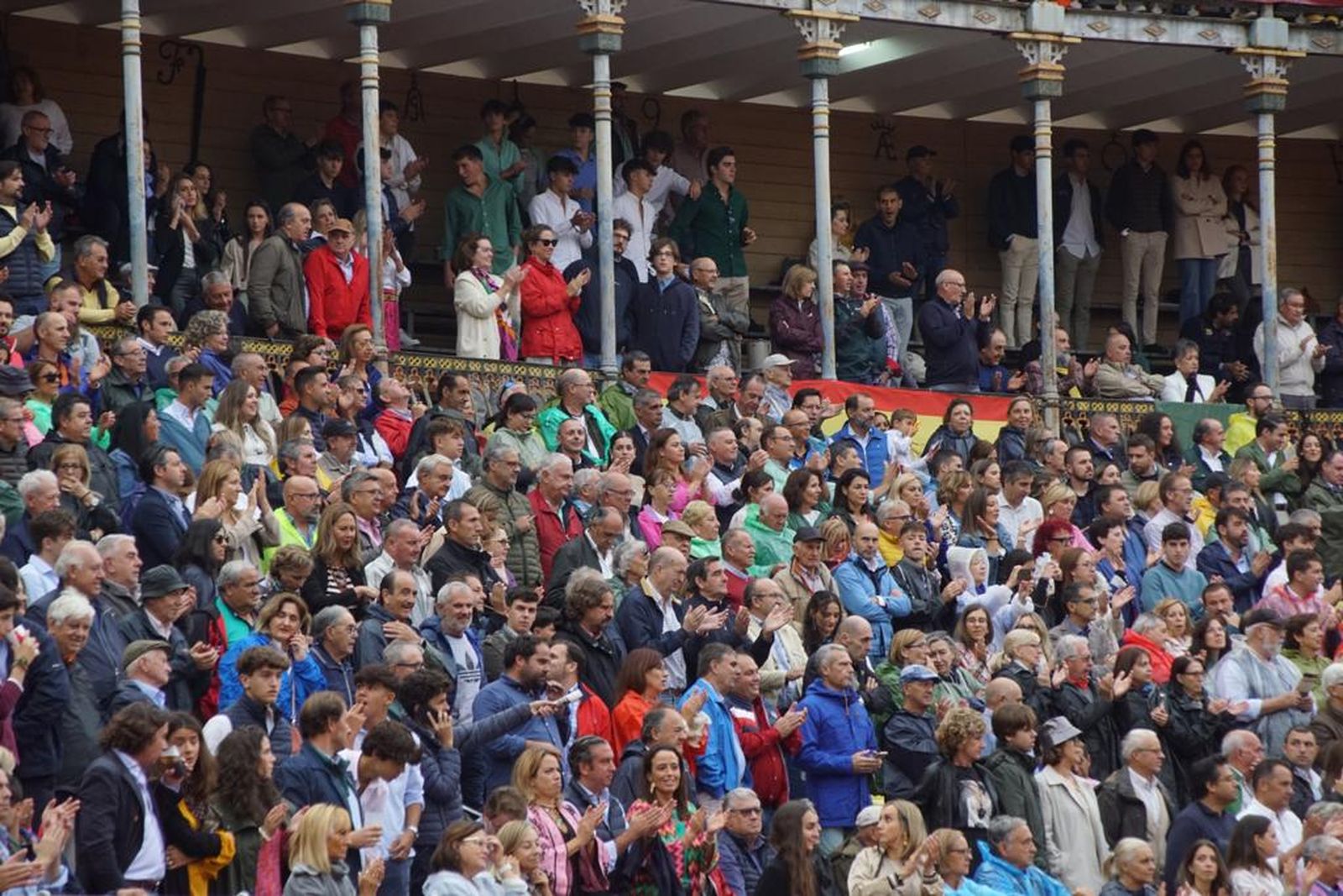 tendidos-de-la-glorieta-durante-la-corrida-de-garcia-y-olga-jimenez-91