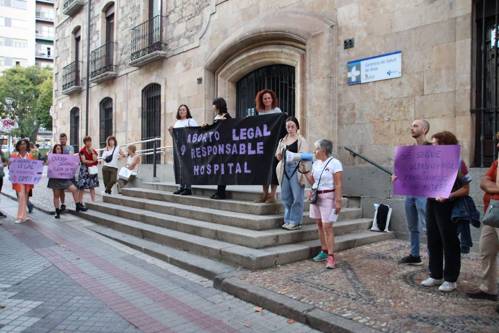 Concentración por el derecho efectivo al aborto en Salamanca y en la pública