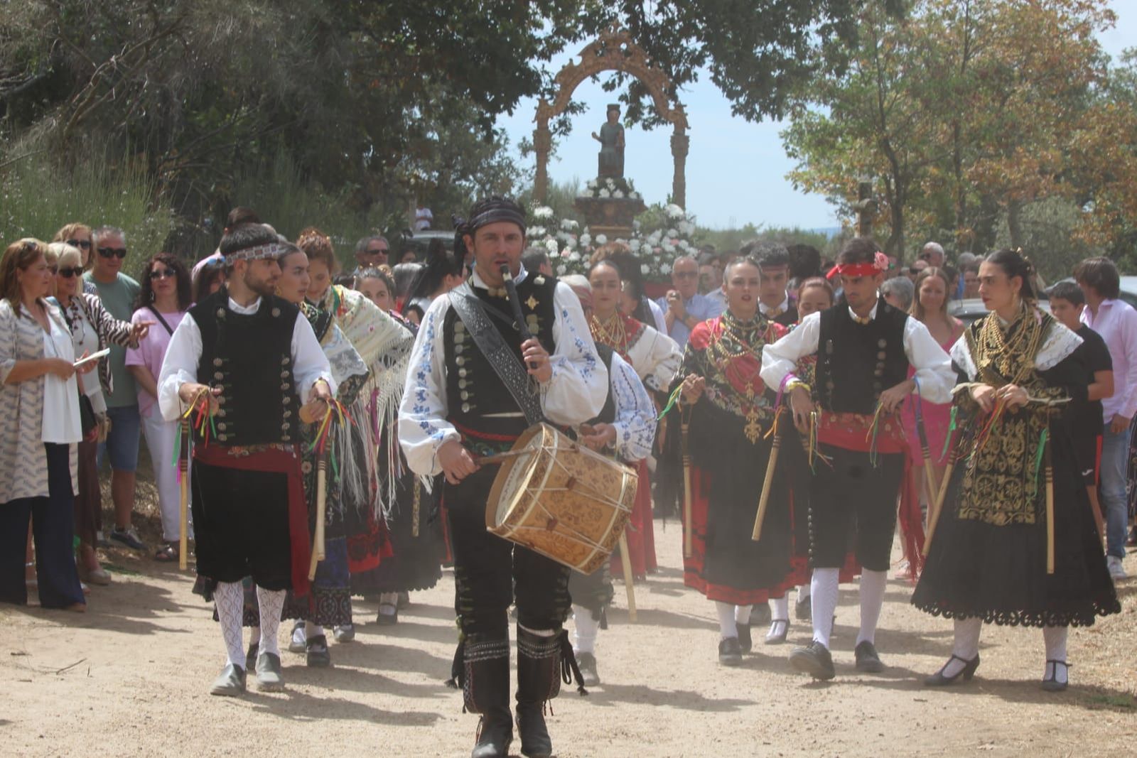 solemne-misa-en-la-iglesia-del-robledo-de-sequeros-procesion-y-ofertorio-7