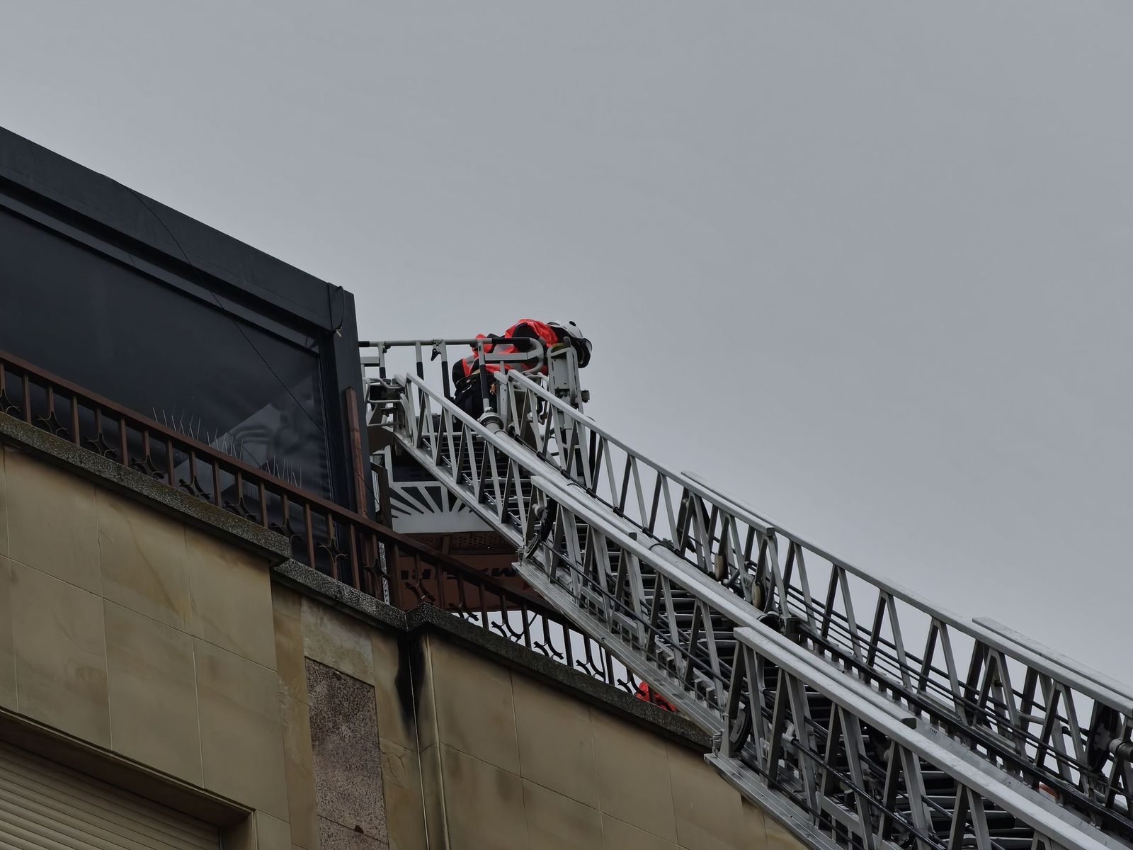 Una antena cae en la vía pública en el paseo del Gran Capitán