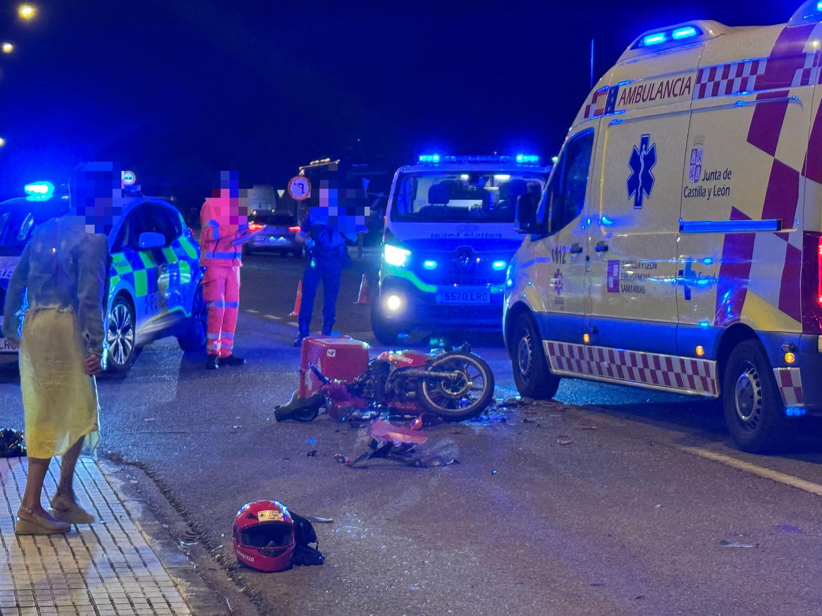 Motorista herido al colisionar contra un coche