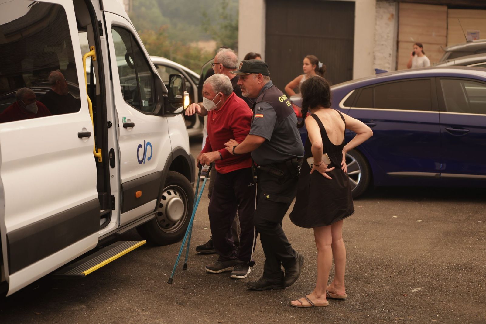 Desalojo de los vecinos de San Ciprián de Sanabria por el incendio en Porto