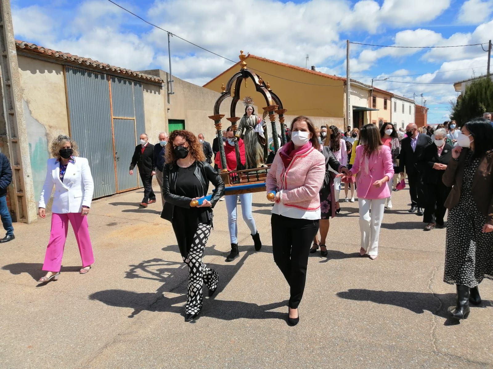 Un instante de la procesión en Villalba de la Lampreana
