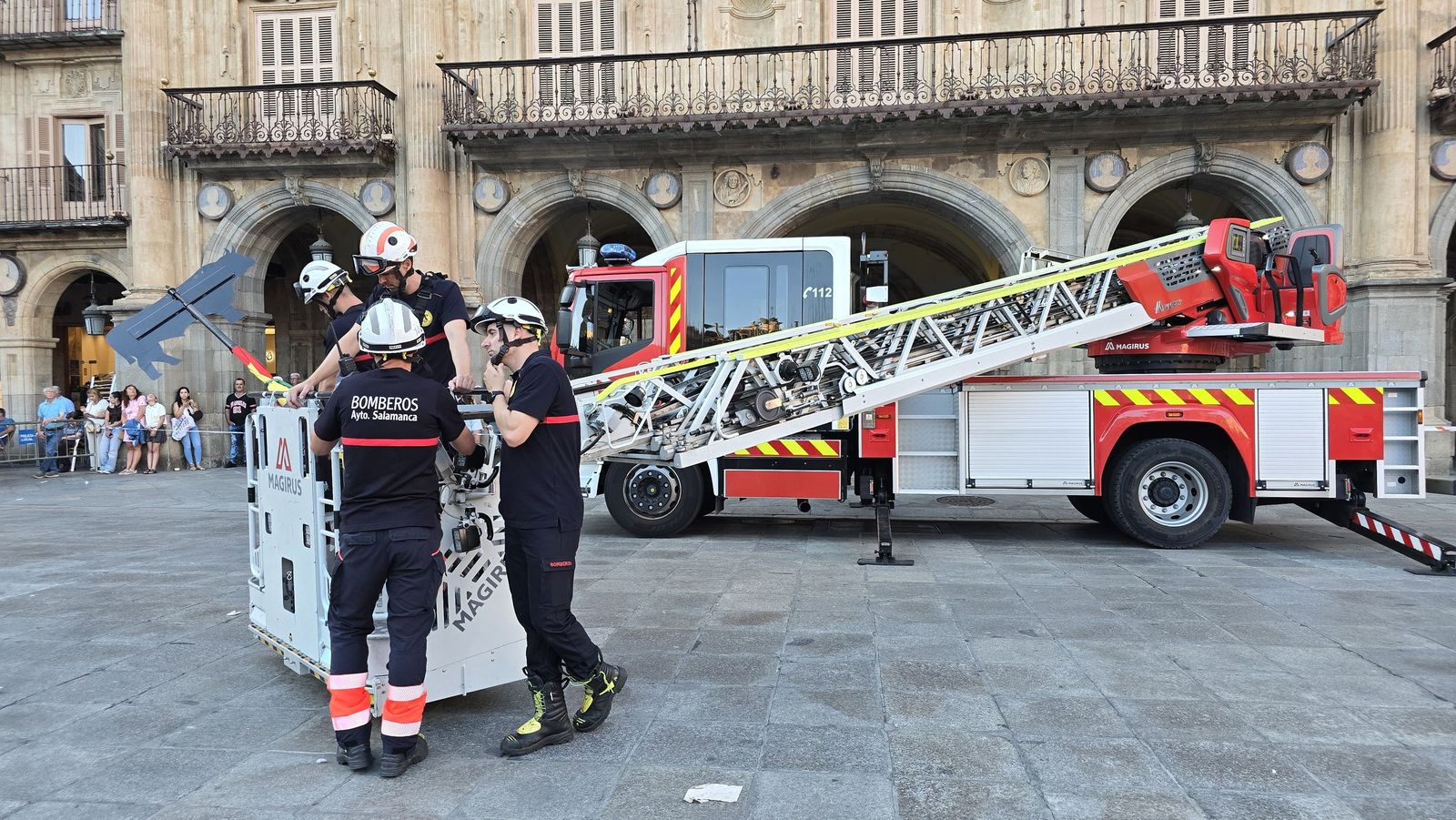 El alcalde de Salamanca, Carlos García Carbayo, y miembros de la Corporación Municipal asisten al tradicional acto de colocación de La Mariseca