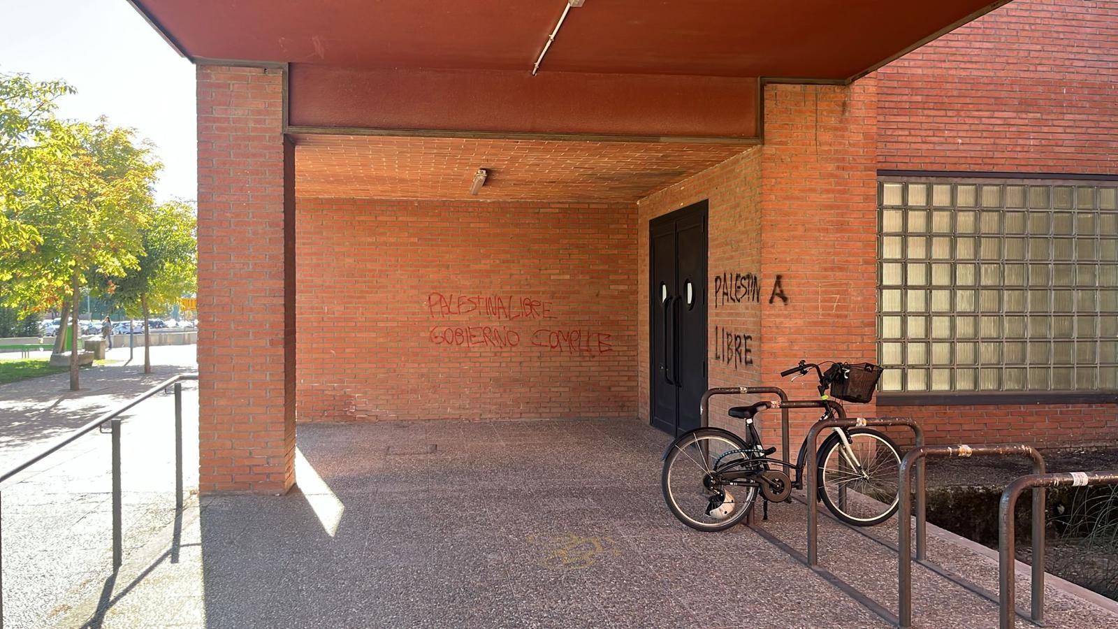 Realizan varias pintadas y ponen silicona en edificos públicos en protesta por Gaza (1)