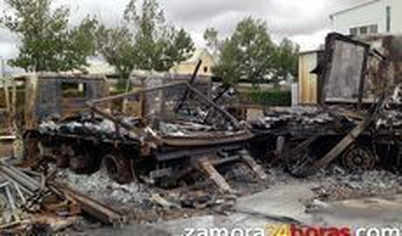 El incendio de los camiones y el robo en el banco de la Avenida Galicia están relacionados, según la Policía