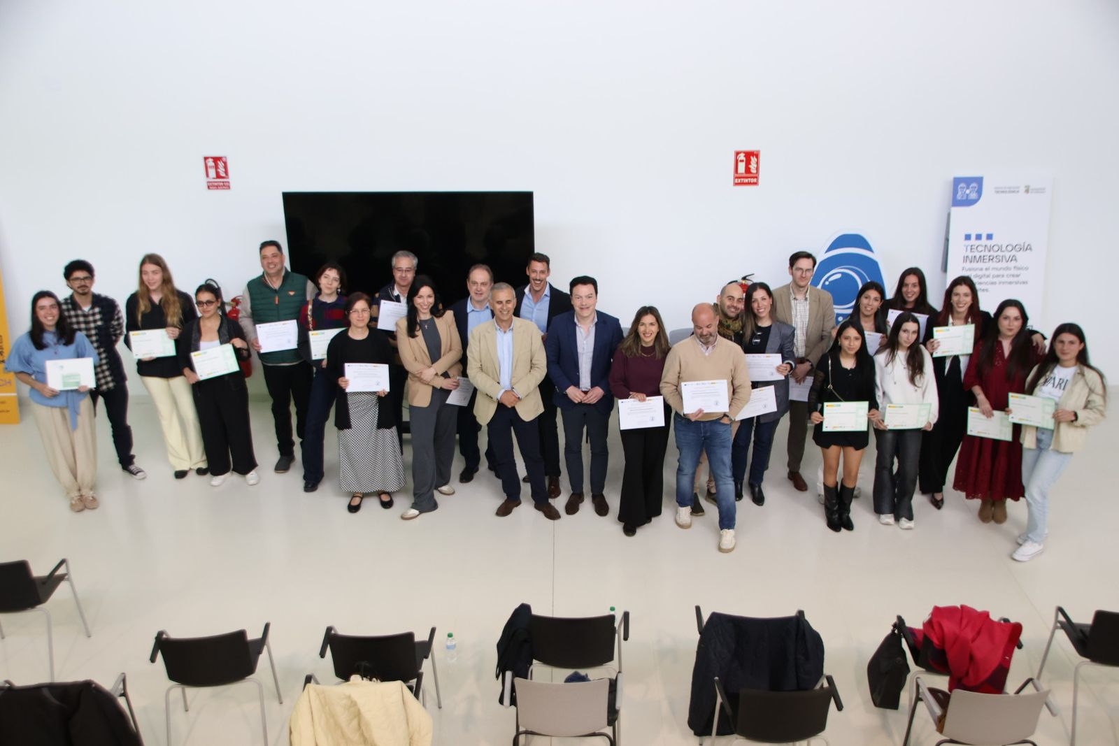Entrega de diplomas de Centro de Alto Rendimiento Empresarial, Marketing con IA y Data Analytics de Empleo Joven