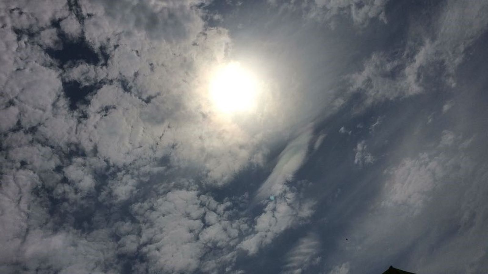 Sol, buen tiempo, nubes. Imagen de archivo