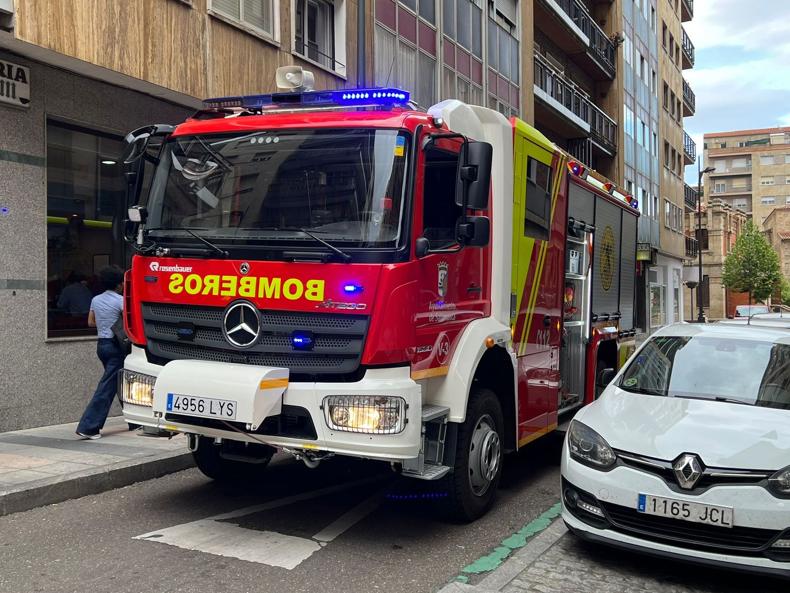 Bomberos en la calle Rodríguez Fabres (3)