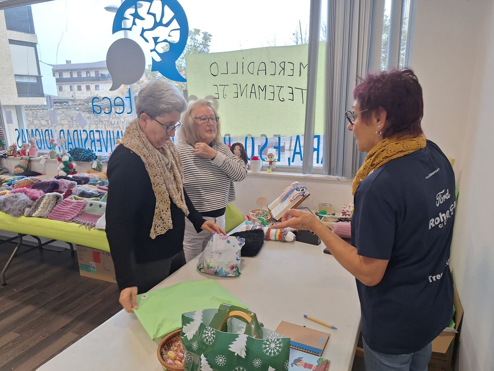 Mercadillo solidario Tejemaneje en Villamayor 2025 (9).jpeg